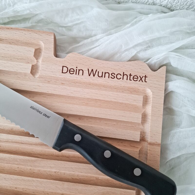 Detailansicht Brotbrett mit Messer aus Buchenholz – nachhaltiges Schneidebrett mit Rillen und Gravurfläche für personalisierten Text
