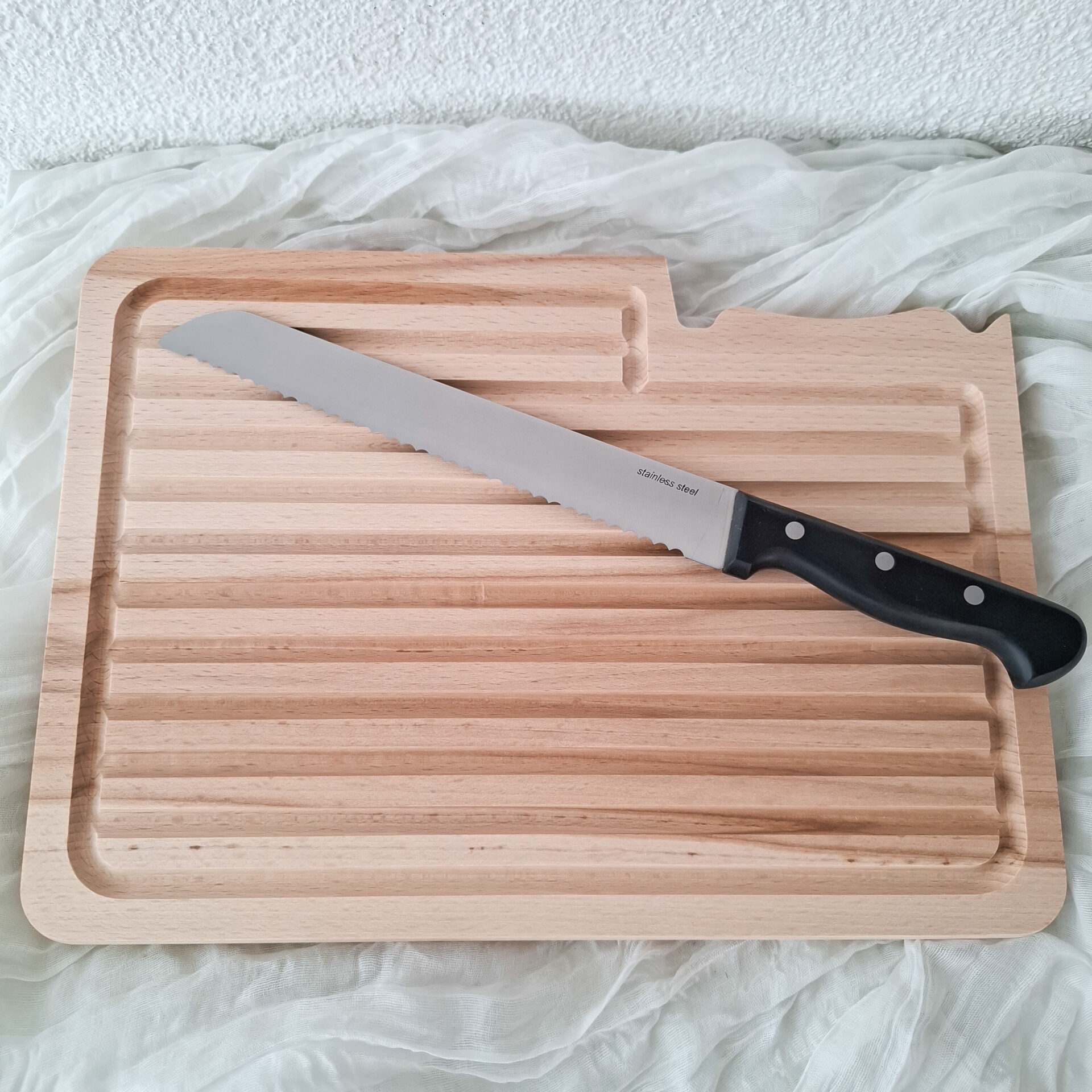 Personalisierbares Brotbrett aus Holz mit Gravur Wunschtext – praktisches Schneidebrett mit Brotmesser und eingefrästen Rillen aus Buchenholz