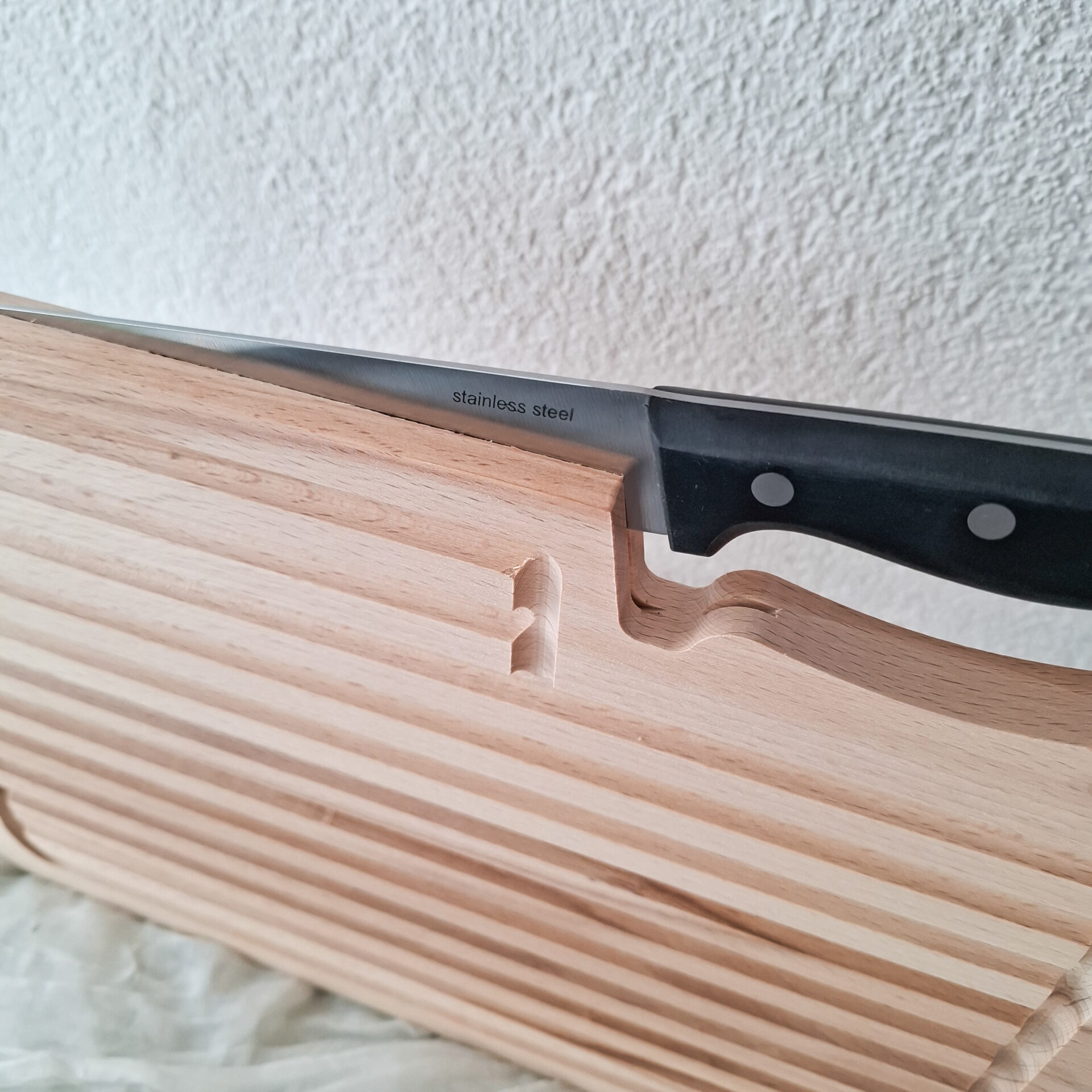 Hochwertiges Brotbrett aus Buchenholz mit Brotmesser – nachhaltiges Schneidebrett mit Rillen zum krümelfreien Schneiden von Brot und Baguette