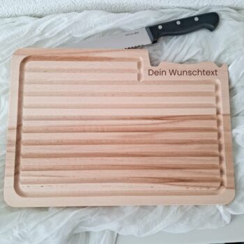 Hochwertiges Brotbrett aus Buchenholz mit Brotmesser – nachhaltiges Schneidebrett mit Rillen zum krümelfreien Schneiden von Brot und Baguette