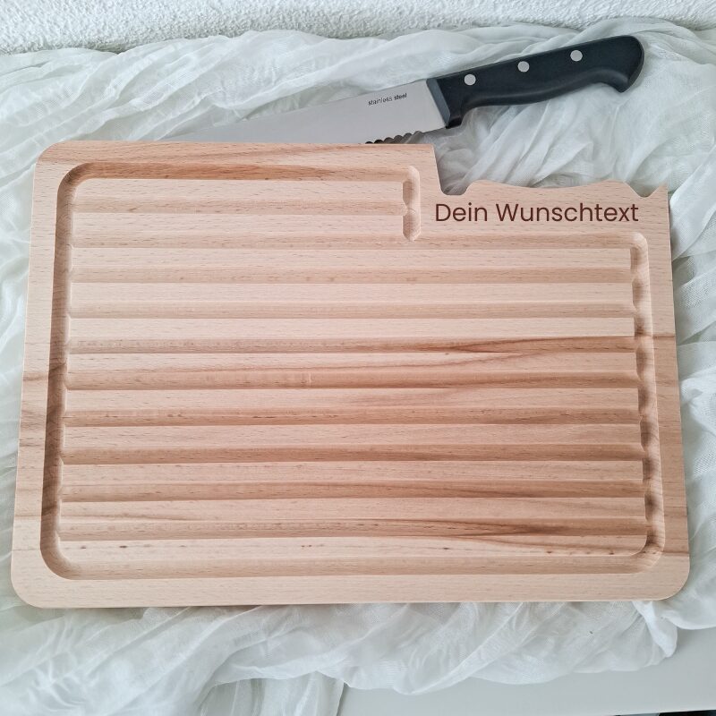 Hochwertiges Brotbrett aus Buchenholz mit Brotmesser – nachhaltiges Schneidebrett mit Rillen zum krümelfreien Schneiden von Brot und Baguette