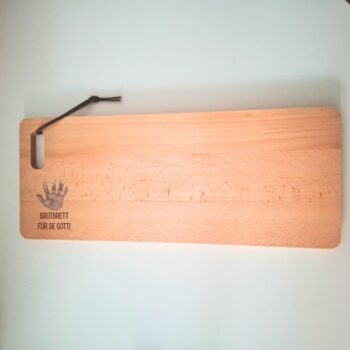 Personalisiertes Buchenholz-Brotbrett, Zopfbrett mit Hand- oder Fussabdruck – perfekte Geschenkidee für Gotti, Götti, Oma & Opa, hochwertig graviert.