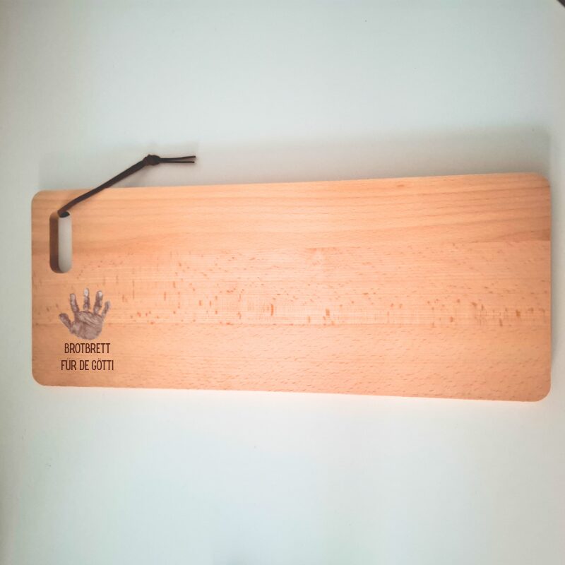 Personalisiertes Buchenholz-Brotbrett, Zopfbrett mit Hand- oder Fussabdruck – perfekte Geschenkidee für Gotti, Götti, Oma & Opa, hochwertig graviert.