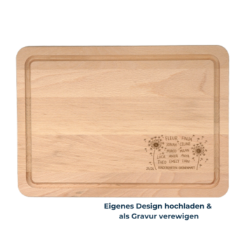 Rechteckiges Schneidebrett aus hellem Holz mit Saftrille und individueller Gravur eines eigenen Designs mit Namen im unteren Bereich.