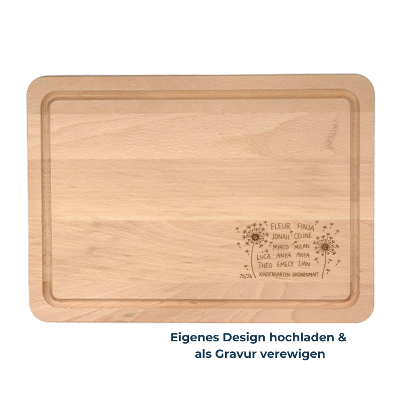 Rechteckiges Schneidebrett aus hellem Holz mit Saftrille und individueller Gravur eines eigenen Designs mit Namen im unteren Bereich.