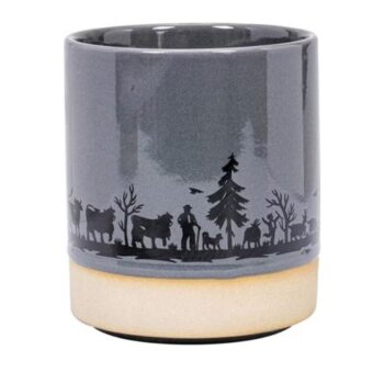 Keramiktasse mit Alpaufzug Familie im Scherenschnitt-Stil – stilvolle Geschenkidee für Kaffee- und Teeliebhaber mit Liebe zur Schweiz.