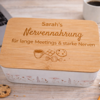 Personalisierte Keksdose mit Bambusdeckel und Gravur „Sarah’s Nervennahrung“, ideales Geschenk für Büro, Kollegin oder lange Meetings mit humorvoller Botschaft.