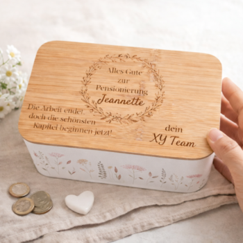 Personalisierte Keksdose mit Bambusdeckel, graviert mit Kranzmotiv, Name und Spruch zur Pensionierung, Geschenk vom Team, Gemeinschaftsgeschenk.