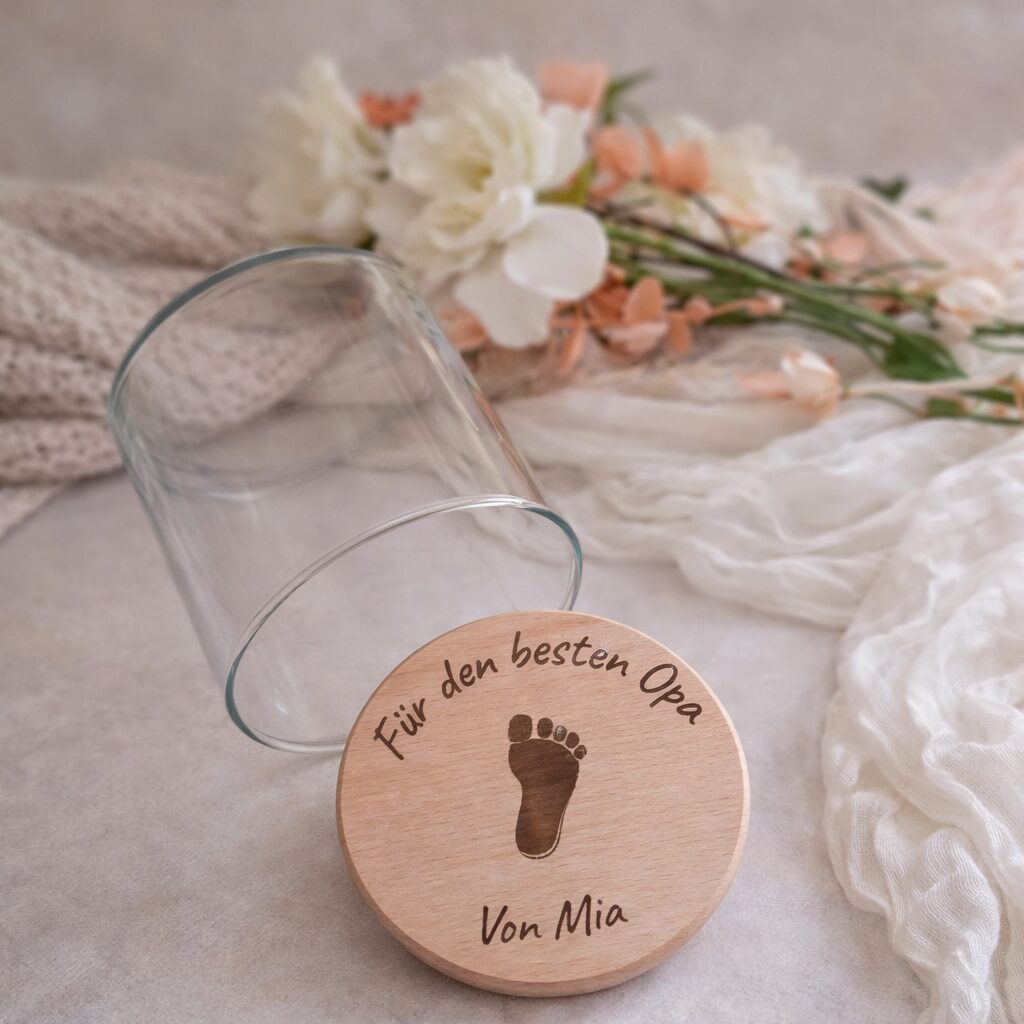 Personalisiertes Vorratsglas aus Glas mit graviertem Holzdeckel, Schriftzug „Für den besten Opa“, Fussabdruck-Motiv und Widmung als Geschenkidee