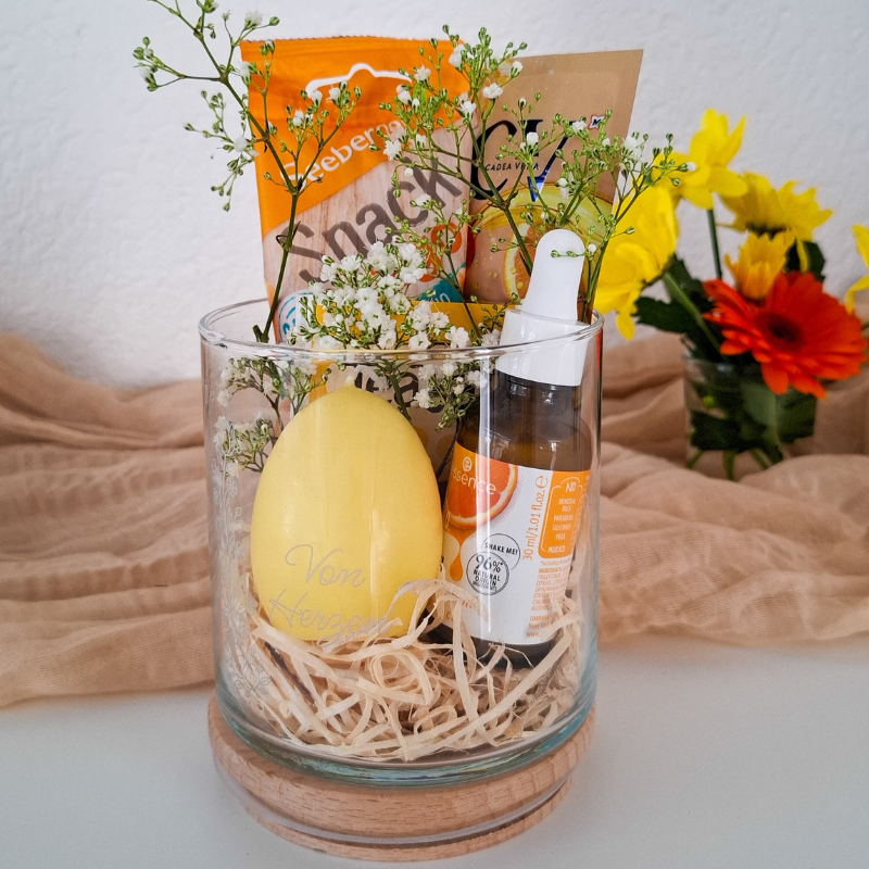 Ein Vorratslgas gefüllt als Osternest oder Mitbringsel für Frauen mit Pflegeprodukten, Kerze und Snacks