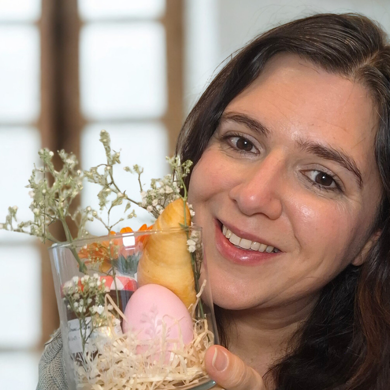 Osterbrunch im Glas: personalisiertes Vorratsglas mit Mini-Aromat, Confitüre, bemaltem Ei und Mini-Croissant als Mitbringsel