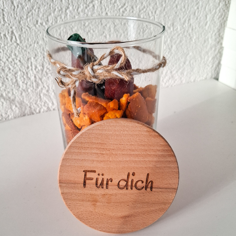 Ein "Für dich" Vorratsglas befüllt mit salzige Snacks als Geschenkidee für Männer
