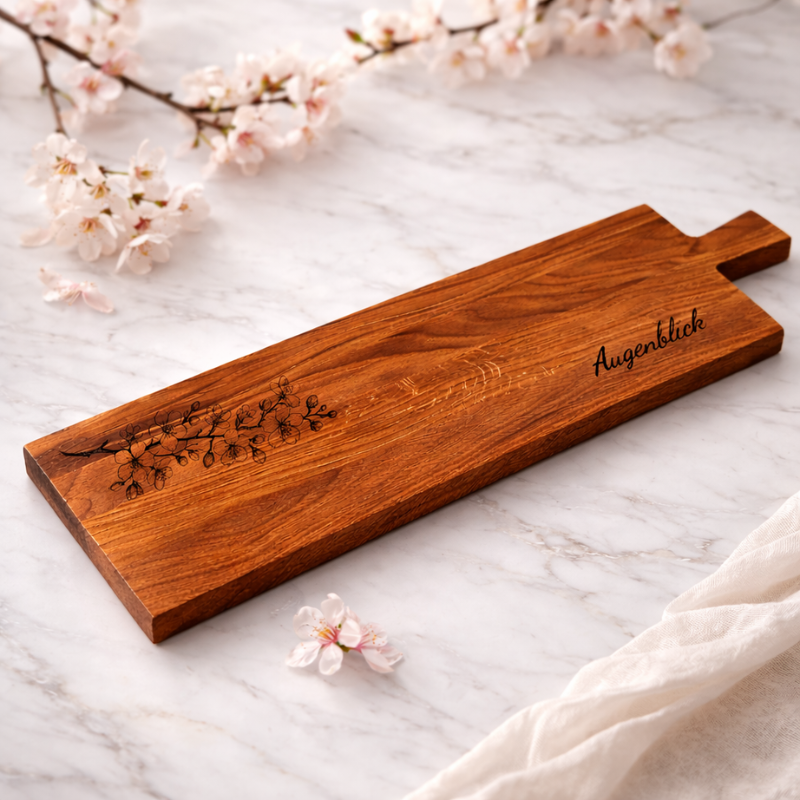 Personalisiertes Aperobrett oder Käsebrett aus Eichenholz mit floraler Gravur Kirschblütenzweige und Schriftzug „Augenblick“. Geschenkidee für Ostern, Osterbrunch oder zum Geburtstag im Frühling