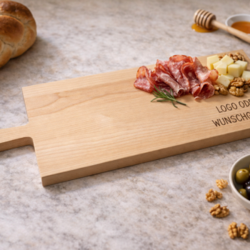 Personalisiertes Apérobrett aus massivem Buchenholz mit Logo, Wunschtext oder Wunschgravur, belegt mit Salami, Käse und Nüssen, ideal als Geschenk zum Geburtstag, Einzug oder Weihnachten.