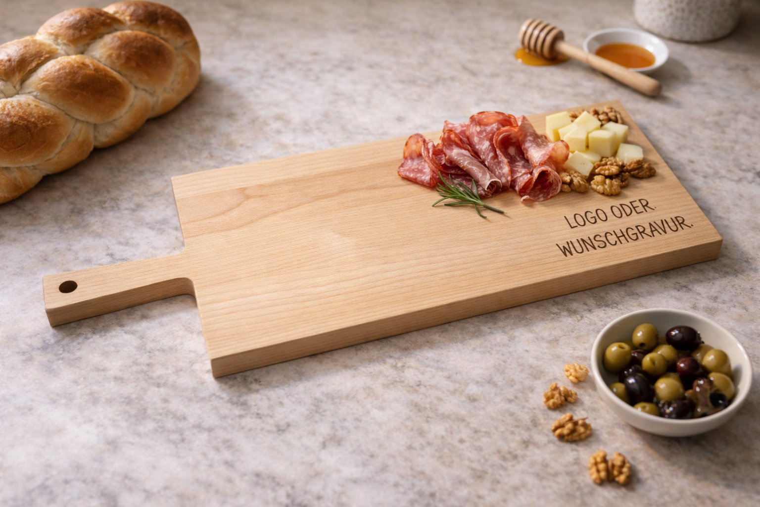 Personalisiertes Apérobrett aus massivem Buchenholz mit Logo, Wunschtext oder Wunschgravur, belegt mit Salami, Käse und Nüssen, ideal als Geschenk zum Geburtstag, Einzug oder Weihnachten.