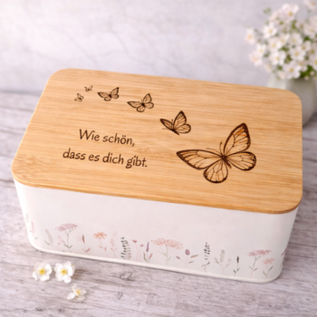Keksdose mit Holzdeckel und Gravur Schmetterling und Wunschtext, ideal als Geschenkidee zu Ostern oder im Frühling.