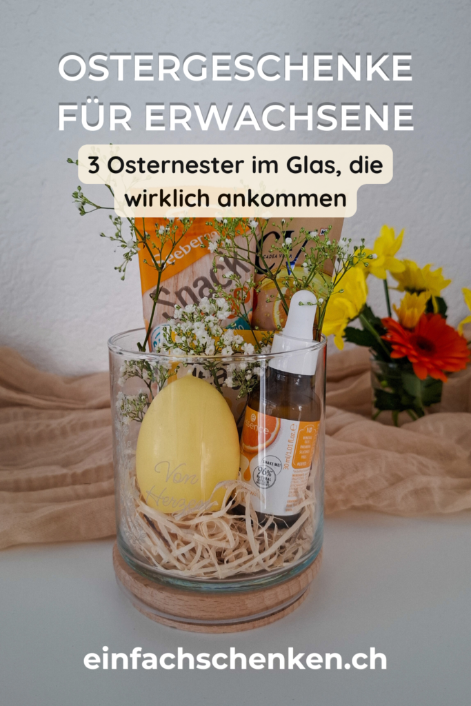 Ostergeschenk im Glas mit Blumen, kleinen Produkten und Deko, kreative DIY Idee für Ostergeschenke für Erwachsene, Pinterest Pin