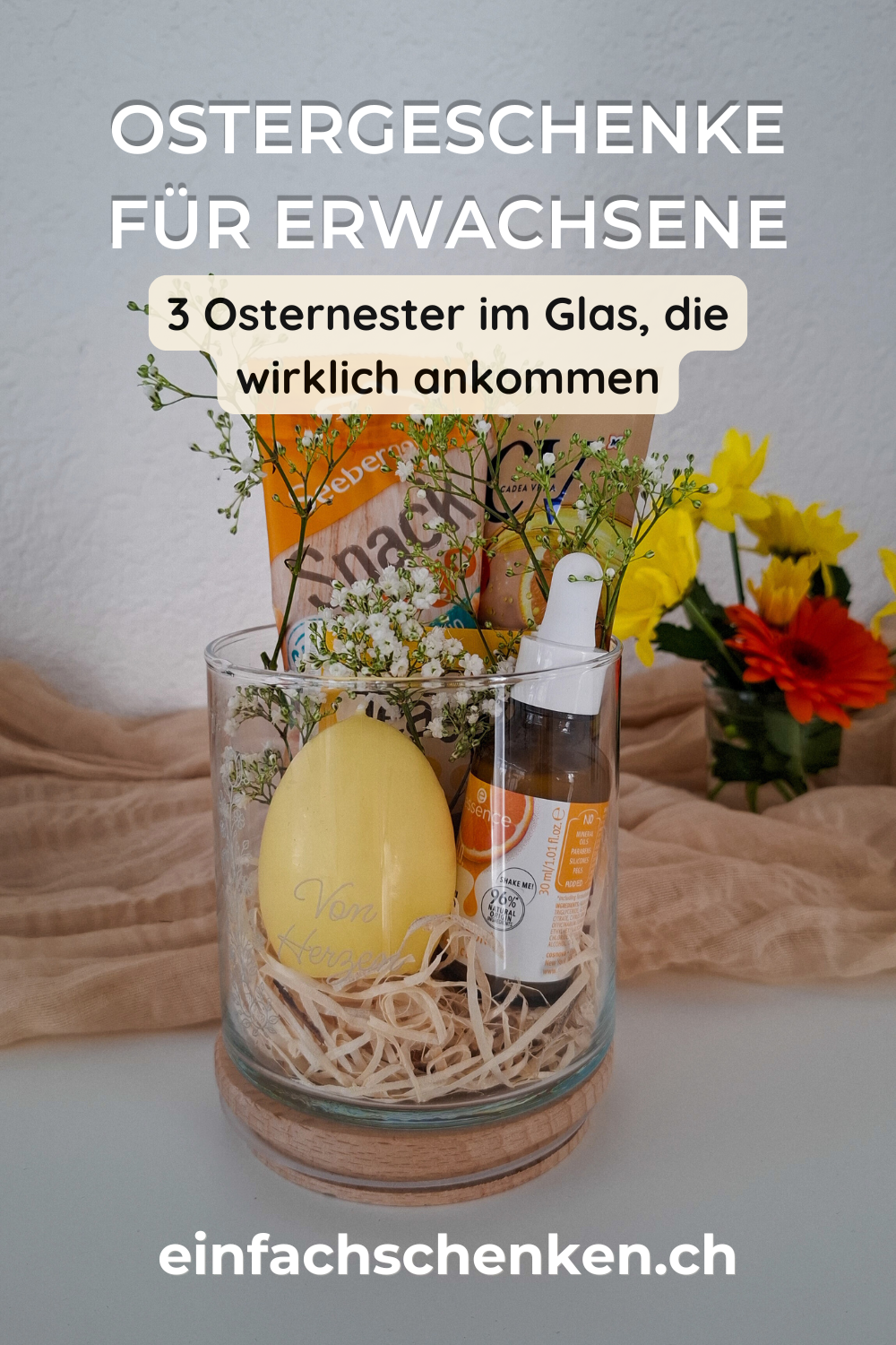 Ostergeschenk im Glas mit Blumen, kleinen Produkten und Deko, kreative DIY Idee für Ostergeschenke für Erwachsene, Pinterest Pin