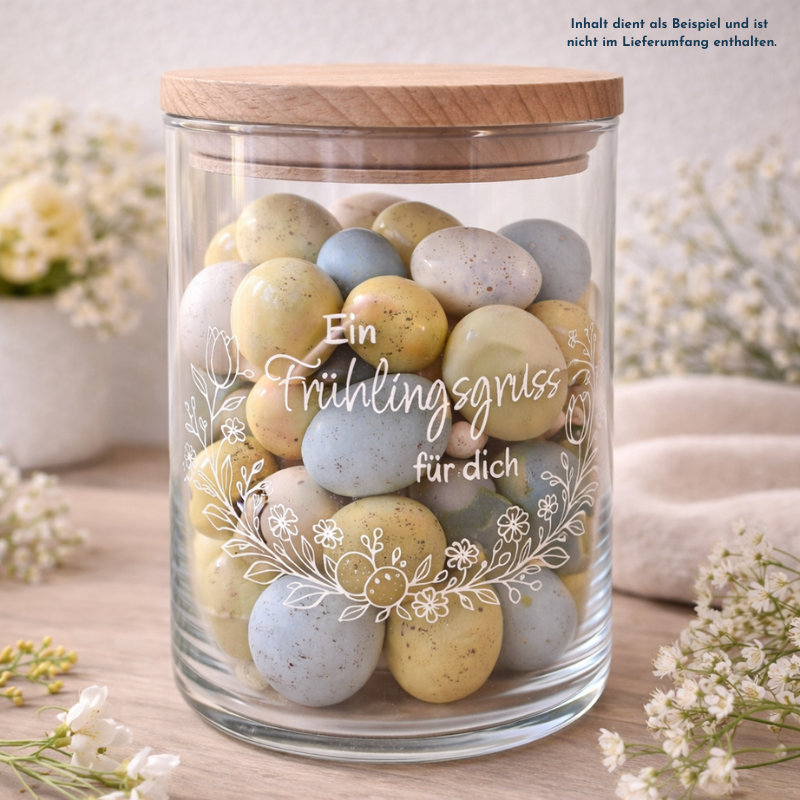 Personalisiertes Osternest im Glas mit Aufdruck „Ein Frühlingsgruss für dich“, als Ostergeschenk dekorativ mit bunten Eiern befüllt (Inhalt dient als Beispiel).
