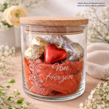 Personalisiertes Osternest im Glas mit Aufdruck „Von Herzen“ als langlebige Gravur, als Ostergeschenk dekorativ mit Schokolade und Herz befüllt (Inhalt dient als Beispiel).