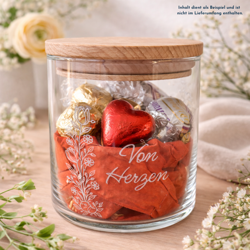 Personalisiertes Osternest im Glas mit Aufdruck „Von Herzen“ als langlebige Gravur, als Ostergeschenk dekorativ mit Schokolade und Herz befüllt (Inhalt dient als Beispiel).