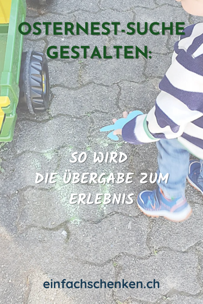 Kind folgt einer Hasenspur aus Kreide im Garten als Hinweis für eine Osternest-Suche für Kleinkinder