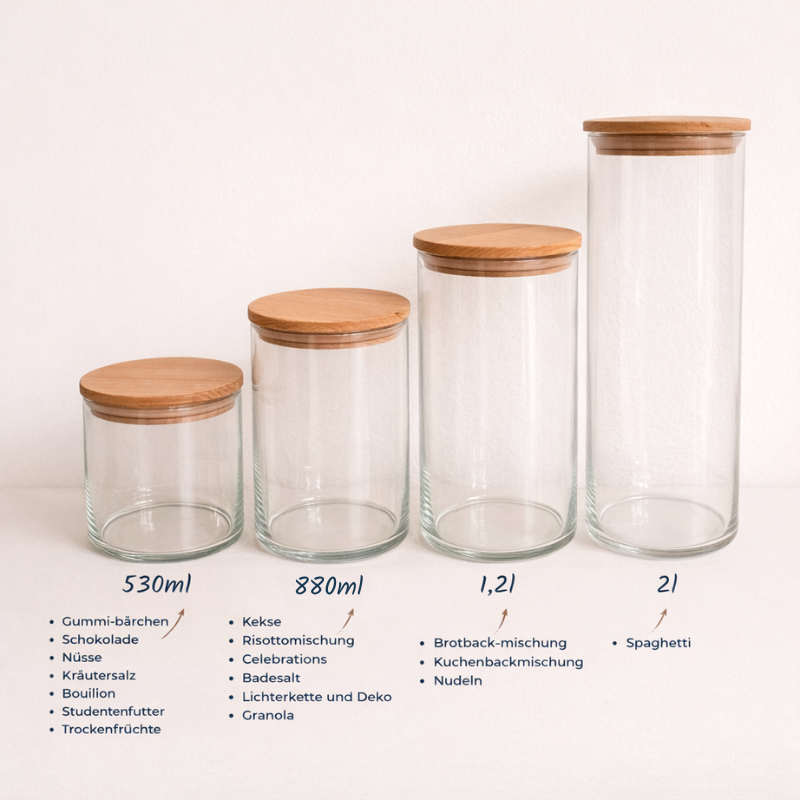 Übersicht personalisierbarer Vorratsgläser mit Holzdeckel in vier Grössen: 530 ml, 880 ml, 1,2 l und 2 l.