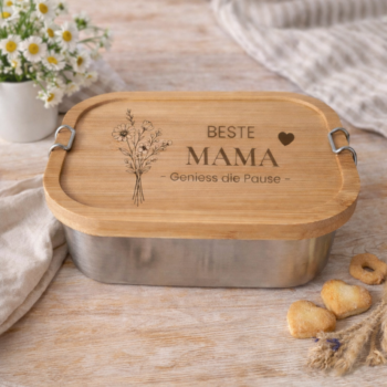 Lunchbox aus Edelstahl mit Bambusdeckel, graviert mit „Beste Mama – Geniess die Pause“, dekoriert mit Blumen und Keksen, als Geschenk zum Muttertag.