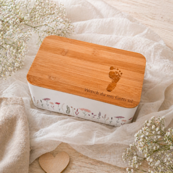 Personalisierte Keksdose mit Bambusdeckel und graviertem Fussabdruck sowie Wunschtext als Geschenk für Gotti oder Götti