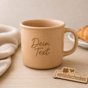 Personalisierte Porzellantasse mit individuellem Wunschtext graviert, minimalistisches Design als persönliches Geschenk für verschiedene Anlässe