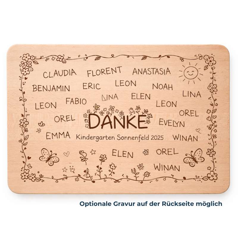 Schneidebrett aus hellem Holz mit Gravur „Danke“, umgeben von Kindernamen, Blumen- und Schmetterlingsmotiven, personalisiert für Kindergarten Abschied Lehrperson Geschenk.