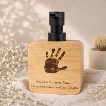 Seifenspender aus Holz mit schwarzem Pumpkopf, graviert mit einem Handabdruck und personalisiertem Text, geeignet als Geschenk für Mama, zum Muttertag, Oma oder Gotti