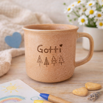 Keramiktasse mit personalisierter Gravur „Gotti“ und kindlichem Motiv, dekoriert mit Kinderzeichnung und Keksen, als Geschenk für Gotti, Mama oder Familie.