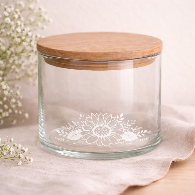 Rundes Vorratsglas aus Glas mit Holzdeckel und filigraner Sonnenblumen-Gravur, personalisierbar auf dem Deckel, ideal zur Aufbewahrung von Süssigkeiten, Nüsse, Kekse oder anderes