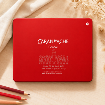Rote Caran d’Ache Supracolor Metallbox mit graviertem Dankestext und Klassenmotiv als persönliches Abschiedsgeschenk für eine Lehrperson.