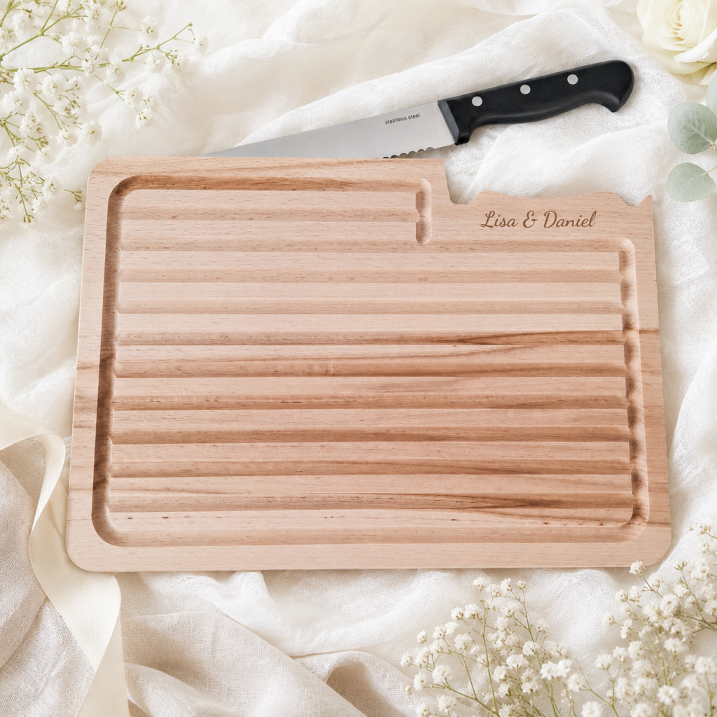 Personalisiertes Schneidebrett mit Messer und Namensgravur als Hochzeitsgeschenk für ein Paar.
