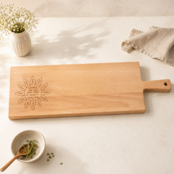 Personalisiertes Apérobrett, Zopfbrett, Brotbrett, Schneidebrett aus Buchenholz mit Blumenmotiv und Kindernamen als Abschiedsgeschenk für eine Lehrperson.