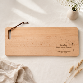 Personalisiertes, hochwertiges Brotbrett Zopfbrett aus Buchenholz mit Wunschgravur als Abschiedsgeschenk für Lehrpersonen, optional mit Kinderunterschriften auf der Rückseite.