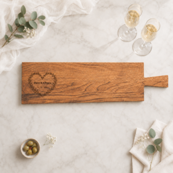 Personalisiertes Apérobrett aus Eichenholz mit Gravur, herzförmiger Blumenkranz, Namen des Brautpaars und Hochzeitsdatum, als Hochzeitsgeschenk