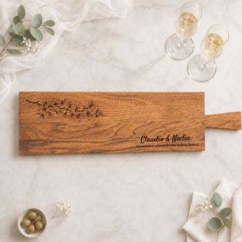 Personalisiertes Apérobrett aus Eichenholz mit Gravur, Kirschblüten-Zweig, Namen des Brautpaars und Spruch Zusammen schmeckt das Leben besser, als Hochzeitsgeschenk