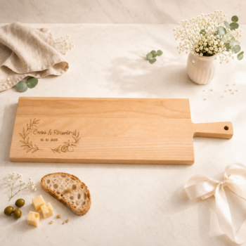 Apérobrett und Servierbrett aus Buchenholz mit Griff, personalisiert mit Hochzeitsgravur: Namen des Brautpaars in einem mediterranen Kranz aus Olivenzweigen und Zitronen mit Hochzeitsdatum