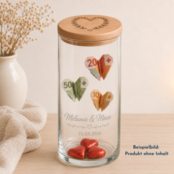 Personalisiertes Geldgeschenk-Glas zur Hochzeit mit Gravur, Namen des Brautpaars und Datum, gefüllt mit zu Herzen gefalteten Geldscheinen, mit Holzdeckel aus Buche