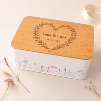 Personalisierte Keksdose mit Bambusdeckel und Gravur, herzförmiger Blumenkranz mit Namen des Brautpaars und Hochzeitsdatum, florale Verzierung, als Hochzeitsgeschenk
