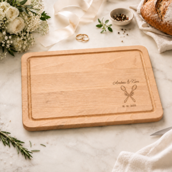Personalisiertes Tranchierbrett aus Buchenholz mit Gravur, zwei gekreuzte Kochlöffel, Namen des Brautpaars und Hochzeitsdatum, als Hochzeitsgeschenk