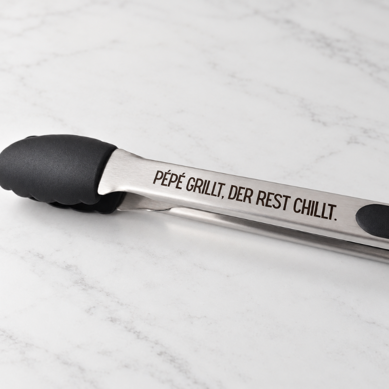 Gravurdetail: personalisierte Grillzange mit Wunschtext