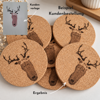 Kundenbestellung: personalisierter Korkuntersetzer mit Rentier-Fussabdruck als Weihnachtsgeschenk für Babys