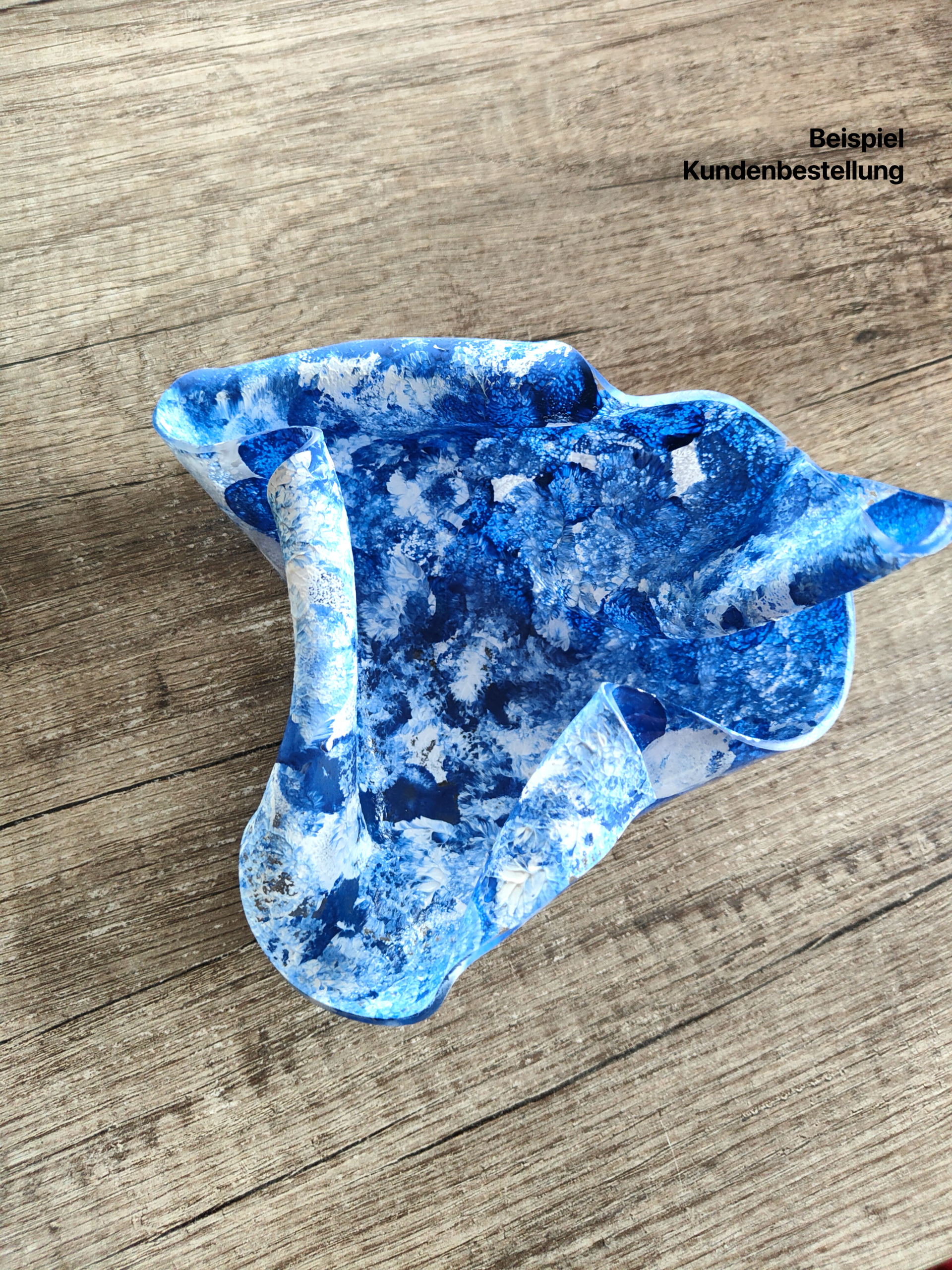 Kundenbestellung: blau bemalte Schalen aus Acrylglas als DIY-Geschenk