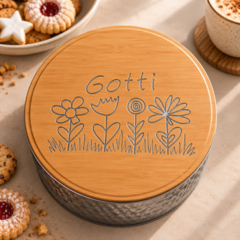 Personalisierte Guetzlidose mit gravierter Kinderzeichnung aus Blumen und dem Namen Gotti auf dem Deckel in Holzoptik.
