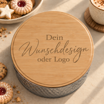 Personalisierte Guetzlidose mit Gravur «Dein Wunschdesign oder Logo» auf dem Deckel in Holzoptik, daneben Guetzli und Kaffee.