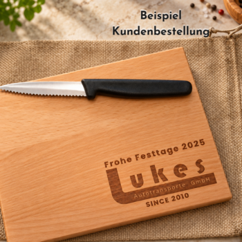 Personalisiertes Schneidebrett aus Buchenholz mit Messer und graviertem Firmenlogo als Kundengeschenk zu den Festtagen.